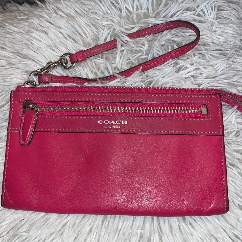 COACH WRISTLET WALLET RASBERRY